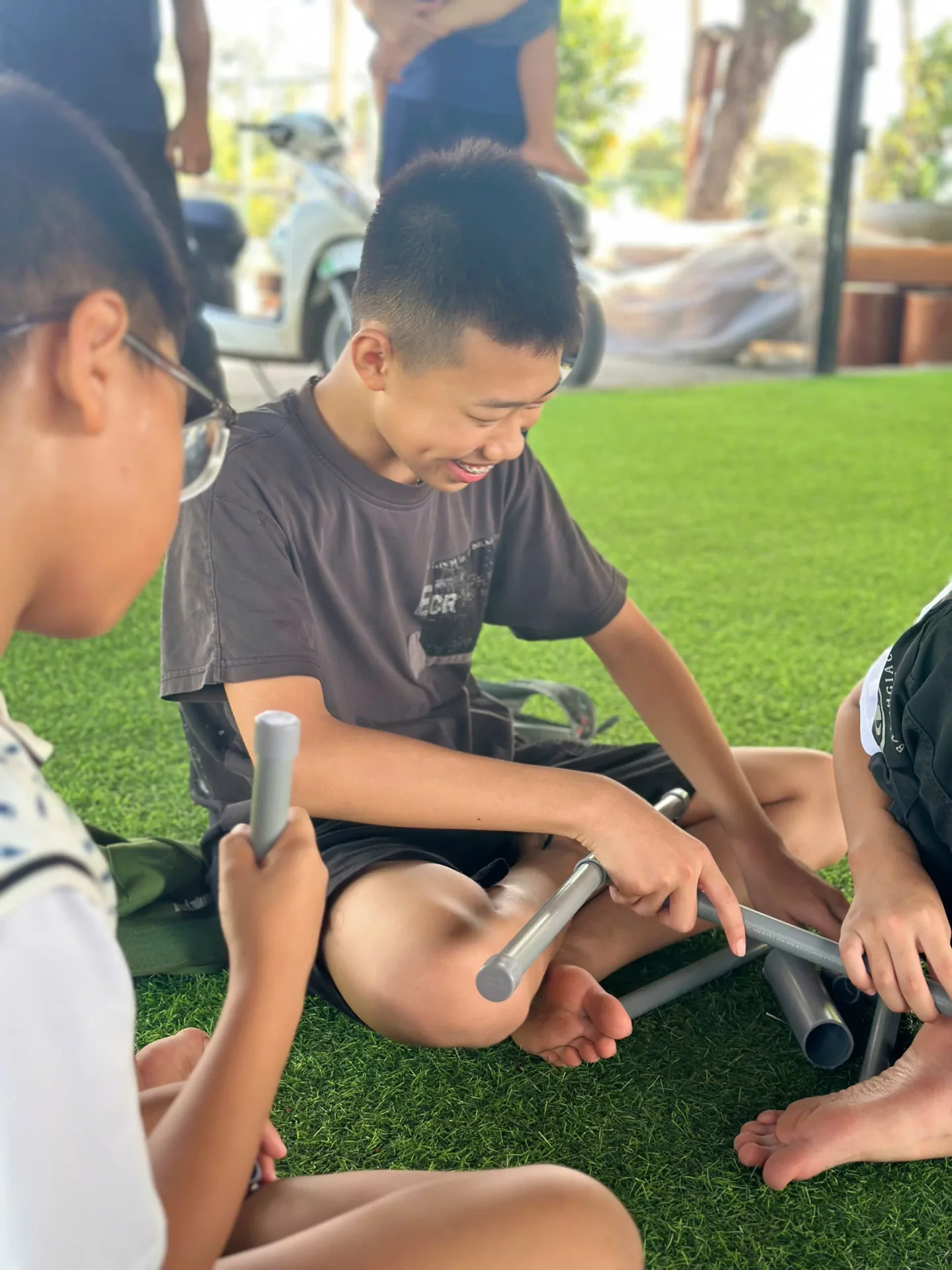 Trẻ lắp ráp ngoài trời