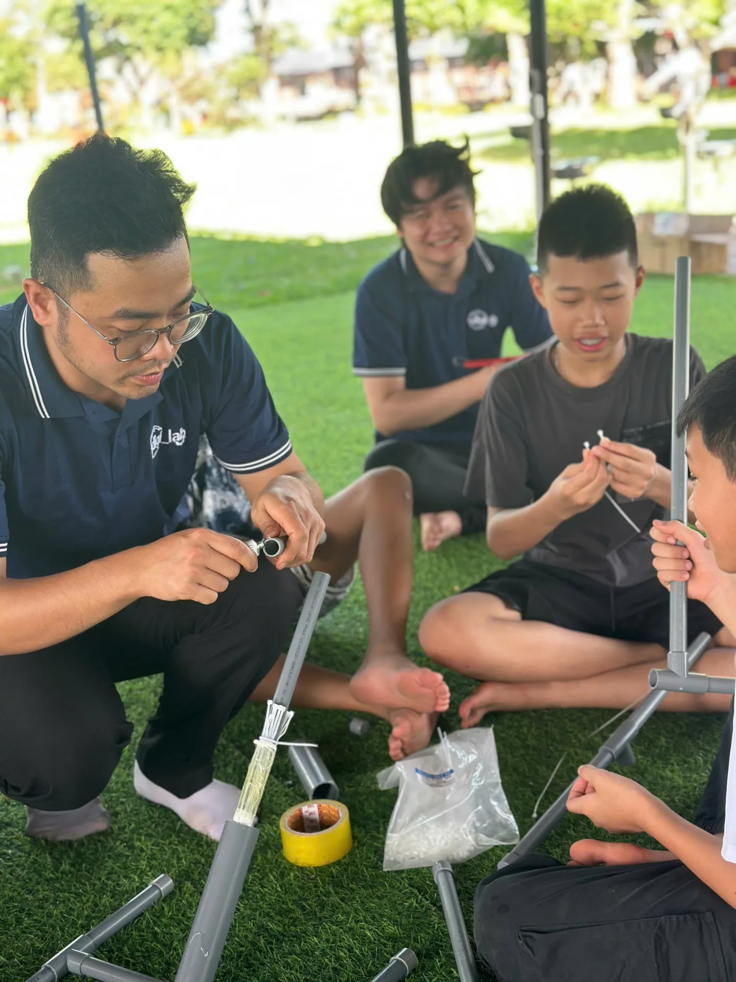 Giáo viên và học viên thực hành