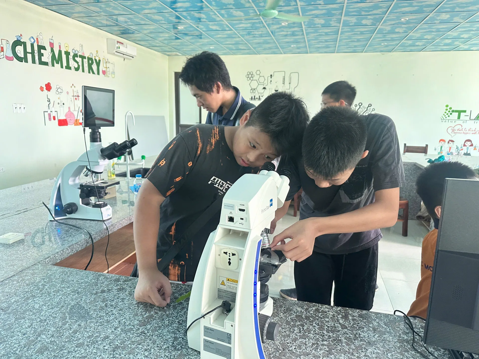Học viên dùng kính hiển vi